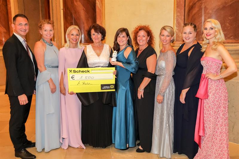 Unsere Pädagoginnen mit Leiterin Norma Mandl übernehmen den Scheck zur Auszeichnung des österreichischen Kinderschutzpreises