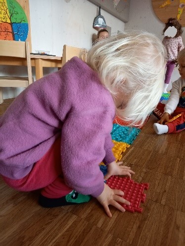 ein Kind, das mit einem Spielzeug spielt